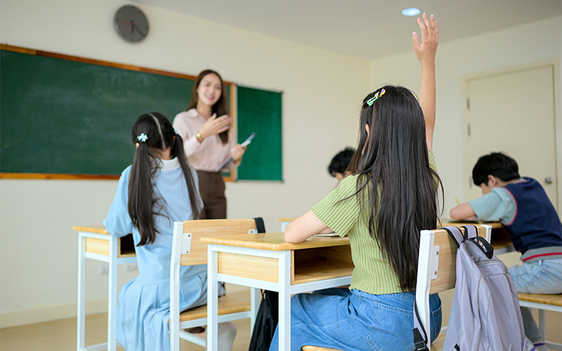 Choice HuaSheng teacher explaining Chinese exam concepts in Secondary 1.