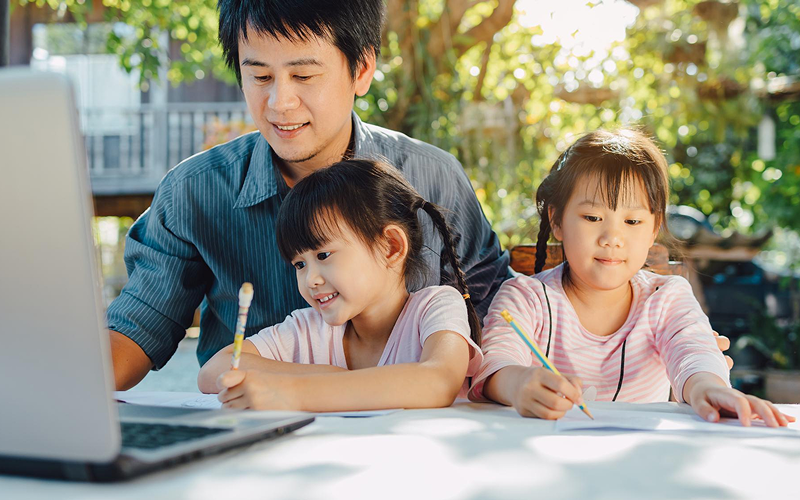 Family learning Chinese grammar and sentence structures via laptop.
