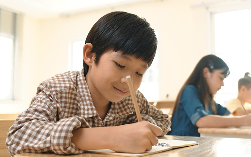Choice Huasheng student practicing Chinese composition writing in class.