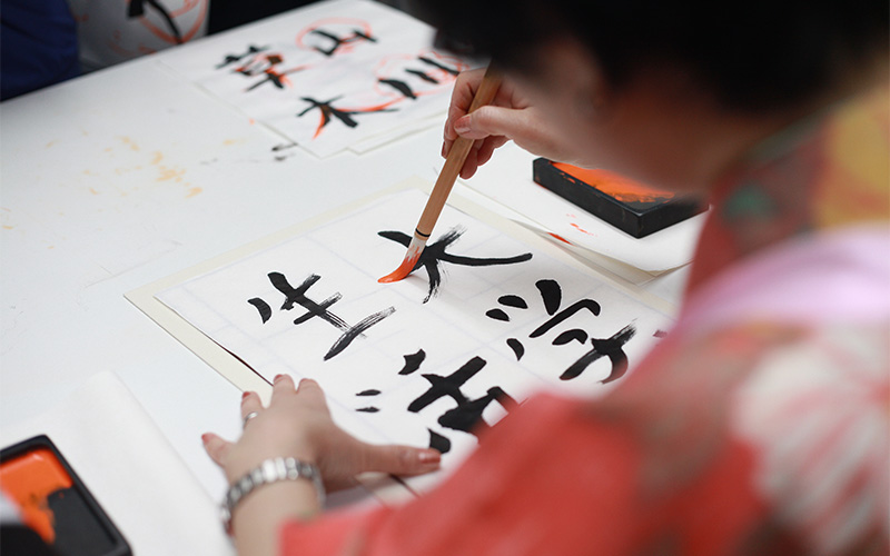 Person practicing Chinese calligraphy for Choice Huasheng composition class.